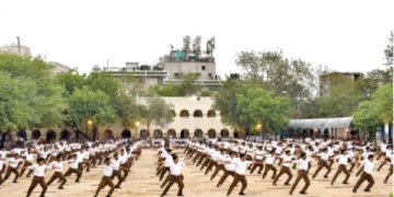 वर्ग में शारीरिक करते प्रशिणार्थी