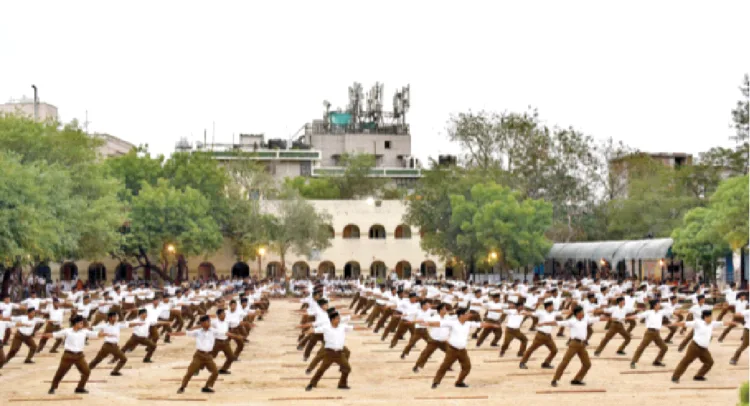 वर्ग में शारीरिक करते प्रशिणार्थी
