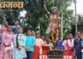 भगवान बिरसा मुंडा की प्रतिमा के साथ वनवासी कल्याण आश्रम के कार्यकर्ता
