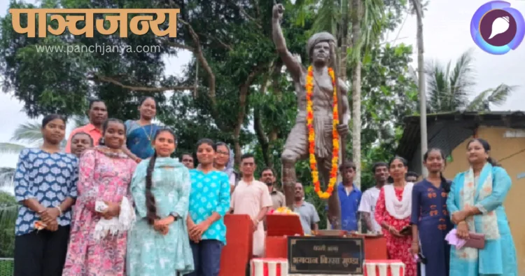 भगवान बिरसा मुंडा की प्रतिमा के साथ वनवासी कल्याण आश्रम के कार्यकर्ता