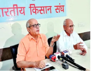 पत्रकार वार्ता को संबोधित करते हुए मोहिनी मोहन मिश्र और श्रीरंग देउबा लाड