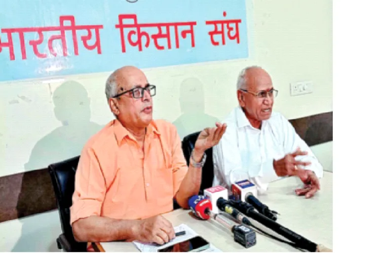 पत्रकार वार्ता को संबोधित करते हुए मोहिनी मोहन मिश्र और श्रीरंग देउबा लाड