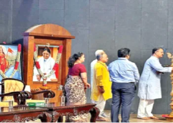 दीप प्रज्ज्वलित कर कार्यक्रम का उद्घाटन करते हुए श्री आलोक कुमार। साथ में श्री परांग अभ्यंकर और अन्य अधिकारी