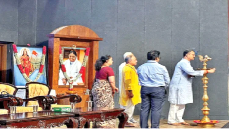 दीप प्रज्ज्वलित कर कार्यक्रम का उद्घाटन करते हुए श्री आलोक कुमार। साथ में श्री परांग अभ्यंकर और अन्य अधिकारी