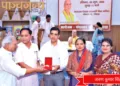 एक दंपति को सम्मानित करते कुछ वरिष्ठ जन