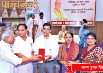 एक दंपति को सम्मानित करते कुछ वरिष्ठ जन