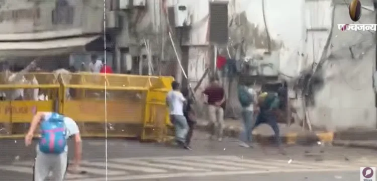 सीजेपी का प्रदर्शन देखते-देखते हिंसक हो गया