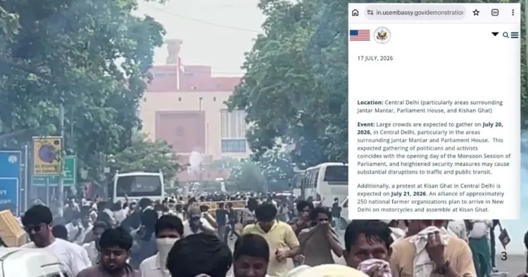 प्रदर्शन करते कॉकरोच जनता पार्टी के समर्थक।