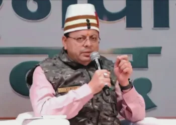 कार्यक्रम में बोलते हुए CM धामी