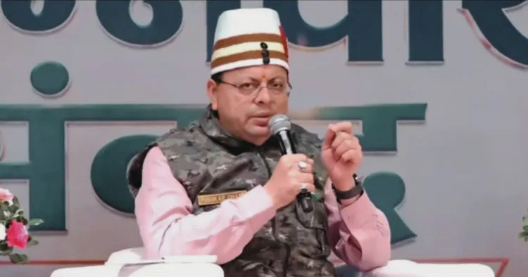 कार्यक्रम में बोलते हुए CM धामी