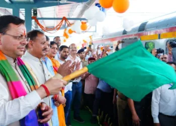 तीर्थ यात्रियों की ट्रेन को रवाना करते मुख्यमंत्री पुष्कर सिंह धामी