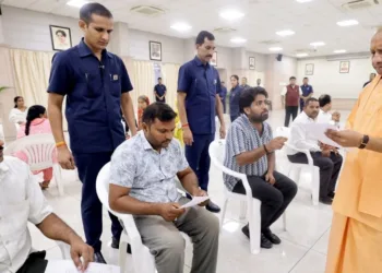 जनता दर्शन में फरियादियों की समस्याएं सुनते मुख्यमंत्री योगी आदित्यनाथ