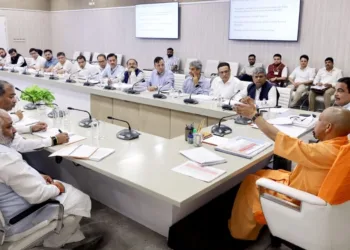 बैठक में मुख्यमंत्री योगी आदित्यनाथ और केंद्रीय मंत्री नितिन गडकरी