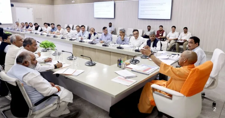 बैठक में मुख्यमंत्री योगी आदित्यनाथ और केंद्रीय मंत्री नितिन गडकरी