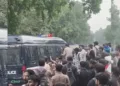 प्रदर्शन करते कॉकरोच जनता पार्टी के समर्थक