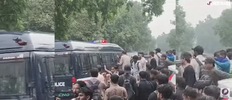 प्रदर्शन करते कॉकरोच जनता पार्टी के समर्थक
