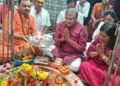 ओंकारेश्वर ज्योतिर्लिंग का सपत्नीक पूजन करते मुख्य निर्वाचन आयुक्त ज्ञानेश कुमार