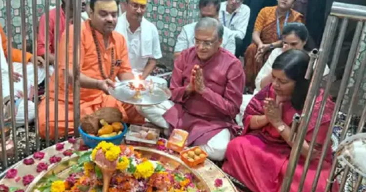 ओंकारेश्वर ज्योतिर्लिंग का सपत्नीक पूजन करते मुख्य निर्वाचन आयुक्त ज्ञानेश कुमार