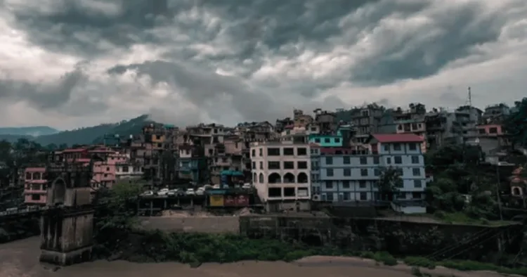 हिमाचल में नदियों में बाढ़ जैसे हालात