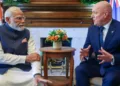 ऑकलैंड शिखर वार्ता में प्रधानमंत्री नरेंद्र मोदी और प्रधानमंत्री क्रिस्टोफर लक्सन