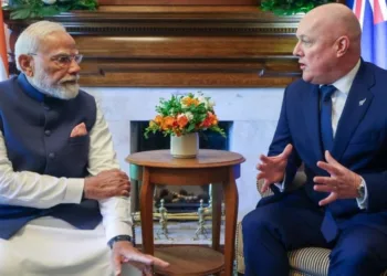 ऑकलैंड शिखर वार्ता में प्रधानमंत्री नरेंद्र मोदी और प्रधानमंत्री क्रिस्टोफर लक्सन