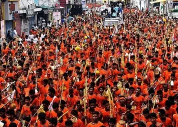 कांवड़ यात्रा में शामिल शिव भक्त। (फाइल फोटो)