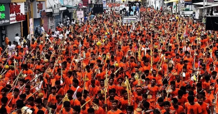 कांवड़ यात्रा में शामिल शिव भक्त। (फाइल फोटो)