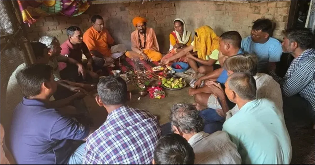 खटीमा: ईसाई बने थारू जनजाति के 36 लोगों ने सनातन धर्म में की घर वापसी, जनेऊ और कलेवा धारण किया