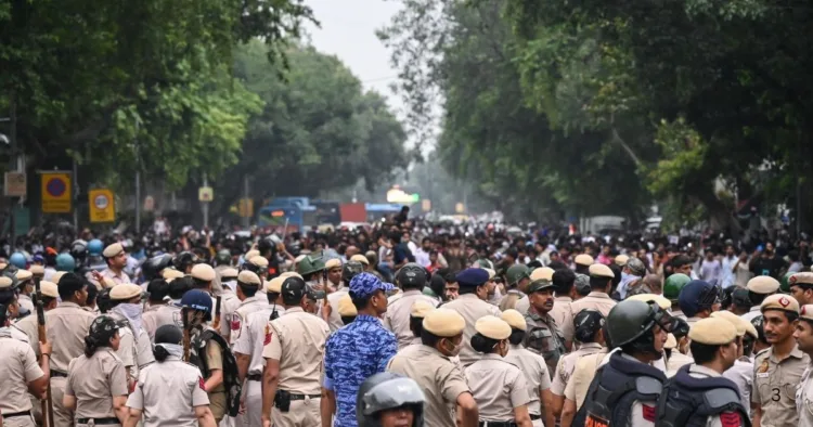 पेपर लीक की घटनाओं को रोकने के लिए दिल्ली के जंतर-मंतर पर हो रहा प्रदर्शन