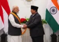 भारत के प्रधानमंत्री नरेंद्र मोदी को सर्वोच्च नागरिक सम्मान देते इंडोनेशिया के राष्ट्रपति।