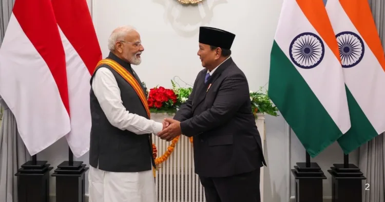 भारत के प्रधानमंत्री नरेंद्र मोदी को सर्वोच्च नागरिक सम्मान देते इंडोनेशिया के राष्ट्रपति।