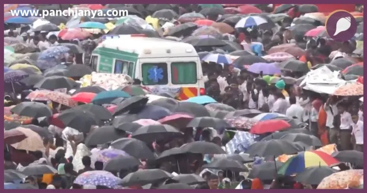 Puri Jagannath Rath Yatra 2026 Crowd Gives Way To Ambulance RSS Volunteers Service Human Corridor