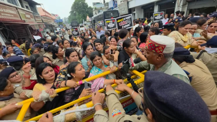 Rahul Gandhi Dehradun Visit BJP Mahila Morcha Protest Ruchi Bhatt CMI Chowk Dehradun Police