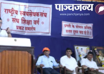 समारोह को संबोधित करते हुए श्री भैयाजी जोशी। मंच पर विराजमान हैं अन्य अतिथि