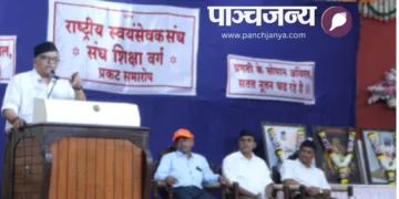 समारोह को संबोधित करते हुए श्री भैयाजी जोशी। मंच पर विराजमान हैं अन्य अतिथि