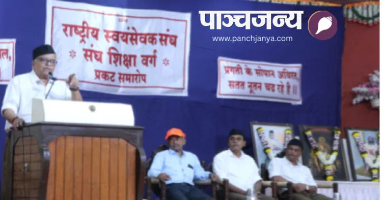 समारोह को संबोधित करते हुए श्री भैयाजी जोशी। मंच पर विराजमान हैं अन्य अतिथि
