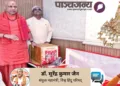 अयोध्या में स्वामी गोविंद देव गिरी जी महाराज और श्री कृष्ण मोहन मीडिया को उन वस्तुओं को दिखाते हुए, जिनके बारे में कहा गया कि वे गायब हैं।