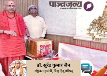 अयोध्या में स्वामी गोविंद देव गिरी जी महाराज और श्री कृष्ण मोहन मीडिया को उन वस्तुओं को दिखाते हुए, जिनके बारे में कहा गया कि वे गायब हैं।