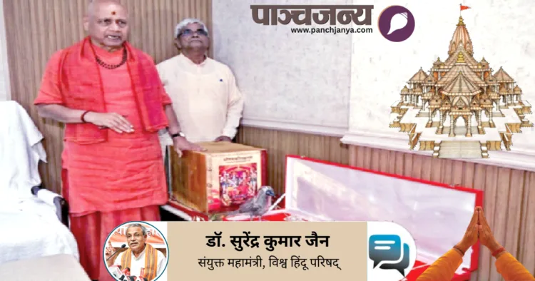 अयोध्या में स्वामी गोविंद देव गिरी जी महाराज और श्री कृष्ण मोहन मीडिया को उन वस्तुओं को दिखाते हुए, जिनके बारे में कहा गया कि वे गायब हैं।