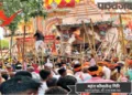 लाठियां लेकर परिक्रमा करते श्रद्धालु