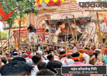 लाठियां लेकर परिक्रमा करते श्रद्धालु