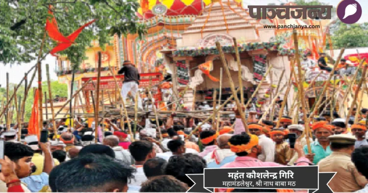 लाठियां लेकर परिक्रमा करते श्रद्धालु