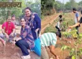 पौधारोपण करते कार्यकर्ता