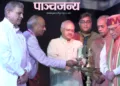 दीप प्रज्ज्वलित कर समारोह का उद्घाटन करते हुए (बाएं से) सरकार्यवाह श्री दत्तात्रेय होसबाले, भारत प्रकाशन के प्रबंध निदेशक श्री अरुण कुमार गोयल, अखिल भारतीय प्रचार प्रमुख श्री सुनील आंंबेकर, पाञ्चजन्य के संपादक श्री हितेश शंकर, प्रज्ञा प्रवाह के राष्ट्रीय संयोजक श्री जे. नंदकुमार और पूर्व केंद्रीय मंत्री डाॅ. मुरली मनोहर जोशी