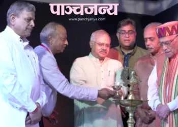 दीप प्रज्ज्वलित कर समारोह का उद्घाटन करते हुए (बाएं से) सरकार्यवाह श्री दत्तात्रेय होसबाले, भारत प्रकाशन के प्रबंध निदेशक श्री अरुण कुमार गोयल, अखिल भारतीय प्रचार प्रमुख श्री सुनील आंंबेकर, पाञ्चजन्य के संपादक श्री हितेश शंकर, प्रज्ञा प्रवाह के राष्ट्रीय संयोजक श्री जे. नंदकुमार और पूर्व केंद्रीय मंत्री डाॅ. मुरली मनोहर जोशी