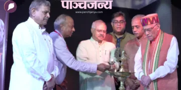 दीप प्रज्ज्वलित कर समारोह का उद्घाटन करते हुए (बाएं से) सरकार्यवाह श्री दत्तात्रेय होसबाले, भारत प्रकाशन के प्रबंध निदेशक श्री अरुण कुमार गोयल, अखिल भारतीय प्रचार प्रमुख श्री सुनील आंंबेकर, पाञ्चजन्य के संपादक श्री हितेश शंकर, प्रज्ञा प्रवाह के राष्ट्रीय संयोजक श्री जे. नंदकुमार और पूर्व केंद्रीय मंत्री डाॅ. मुरली मनोहर जोशी