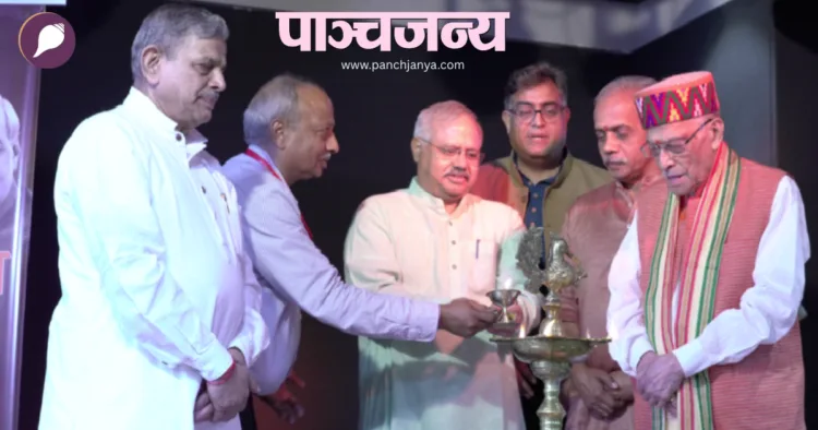 दीप प्रज्ज्वलित कर समारोह का उद्घाटन करते हुए (बाएं से) सरकार्यवाह श्री दत्तात्रेय होसबाले, भारत प्रकाशन के प्रबंध निदेशक श्री अरुण कुमार गोयल, अखिल भारतीय प्रचार प्रमुख श्री सुनील आंंबेकर, पाञ्चजन्य के संपादक श्री हितेश शंकर, प्रज्ञा प्रवाह के राष्ट्रीय संयोजक श्री जे. नंदकुमार और पूर्व केंद्रीय मंत्री डाॅ. मुरली मनोहर जोशी