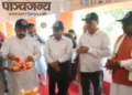 शैक्षिक सत्र का श्रीगणेश करते डॉ. दिलीप कुमार जायसवाल। साथ में हैं विद्यालय के पदाधिकारी