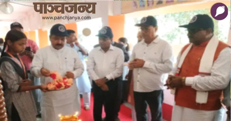शैक्षिक सत्र का श्रीगणेश करते डॉ. दिलीप कुमार जायसवाल। साथ में हैं विद्यालय के पदाधिकारी