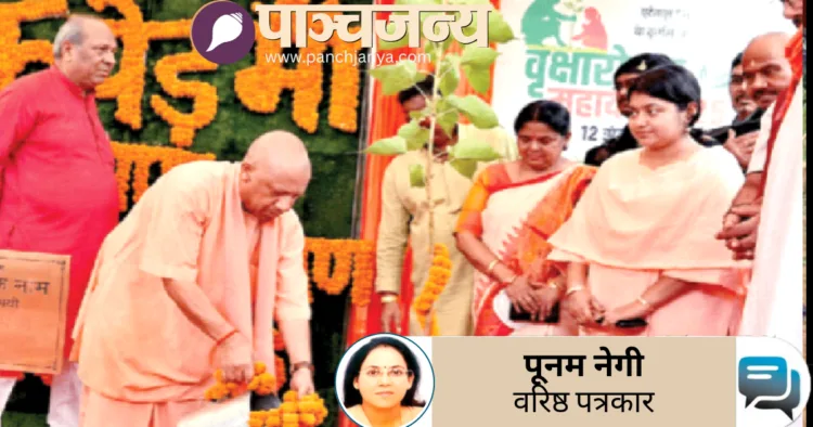 उत्तर प्रदेश के मुख्यमंत्री योगी आदित्यनाथ वृक्षारोपण करते हुए